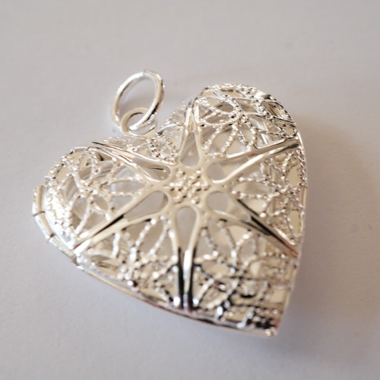 香りが楽しめるアロマペンダント ヘッド - ハート型シルバーカラー