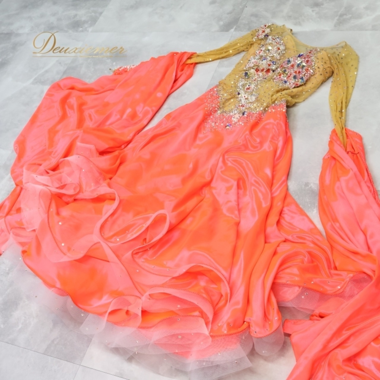 社交ダンス 衣装 スタンダードドレス ドレス スタンダード ワンピース デモ フロート フリル パーティ 発表会 蛍光 ピンク系 オレンジ系 かわいい おしゃれ 豪華 デザイン パーティー 衣装 モダン 美しい フェスティバル イベント 舞台 ステージ