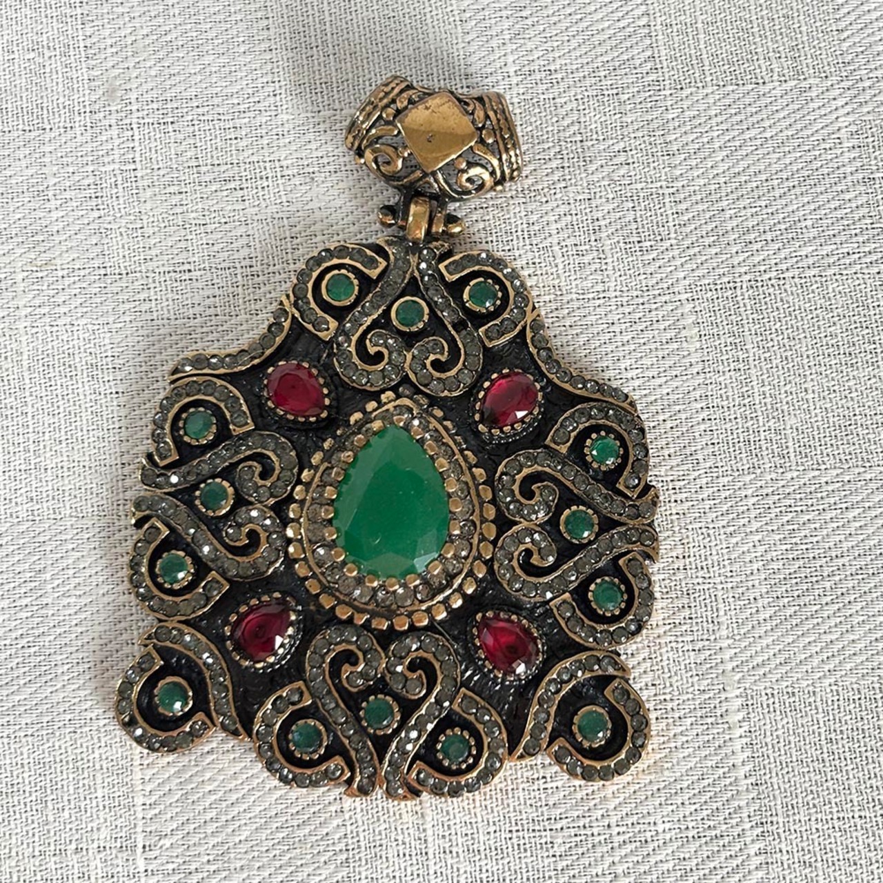 ペンダントトップ　ジルコンストーン　グリーン×レッド×クリア　大振り