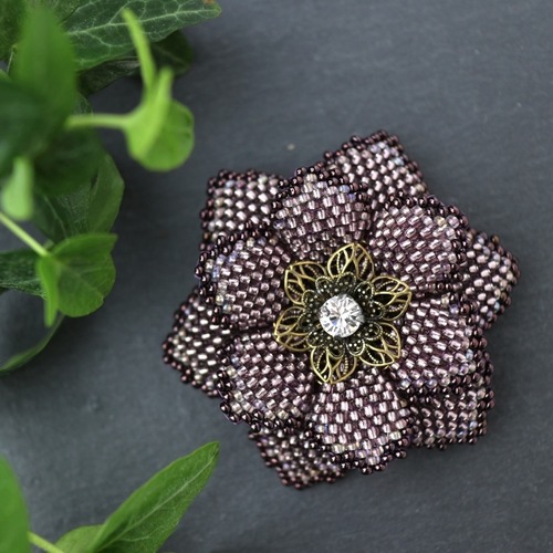 艶紫のビーズで編んだ花のブローチ