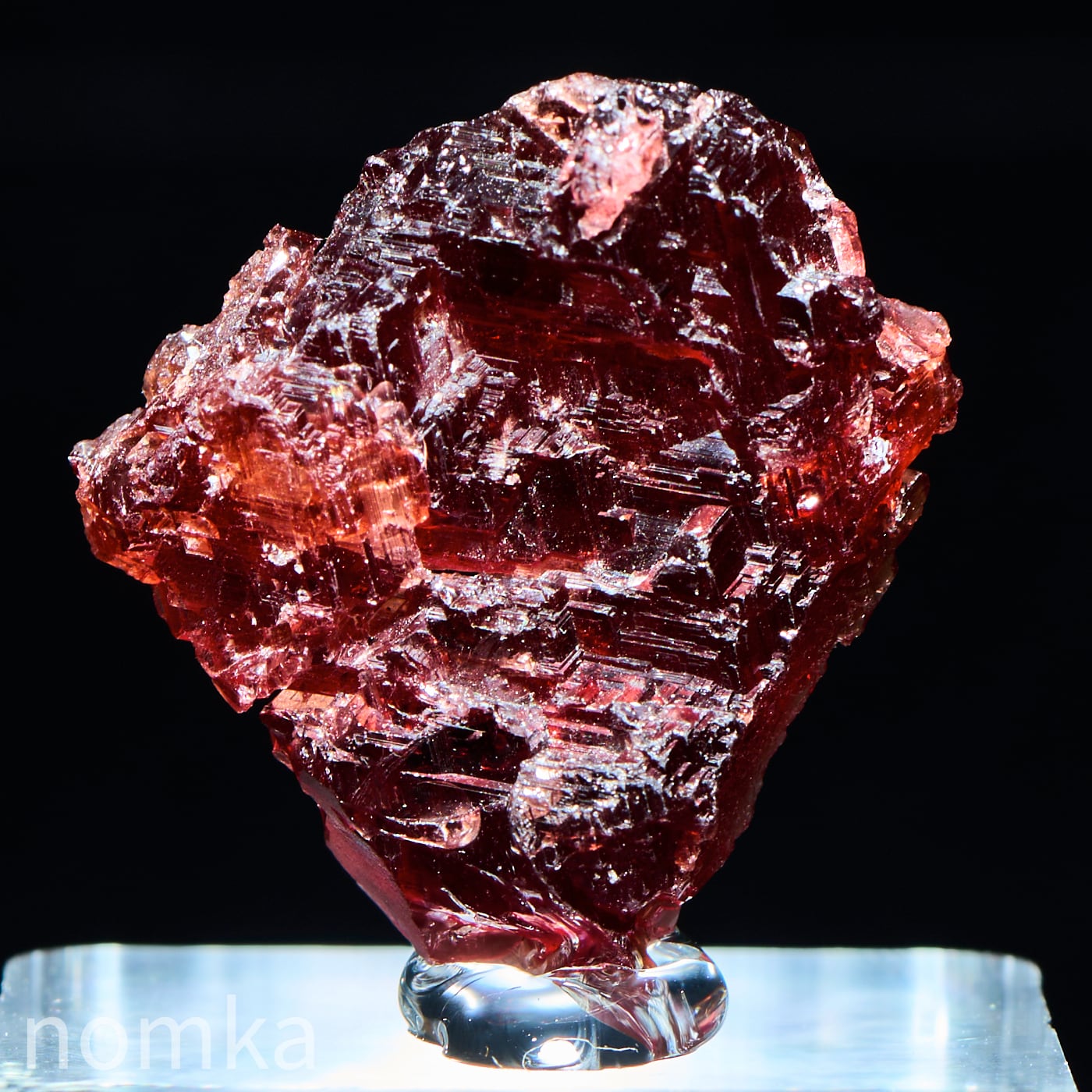 骸晶 アルマンディンインスペサルティンガーネット 原石台付(ブラジル ナヴェガドーラ鉱山産) 6.99g ngem-0068