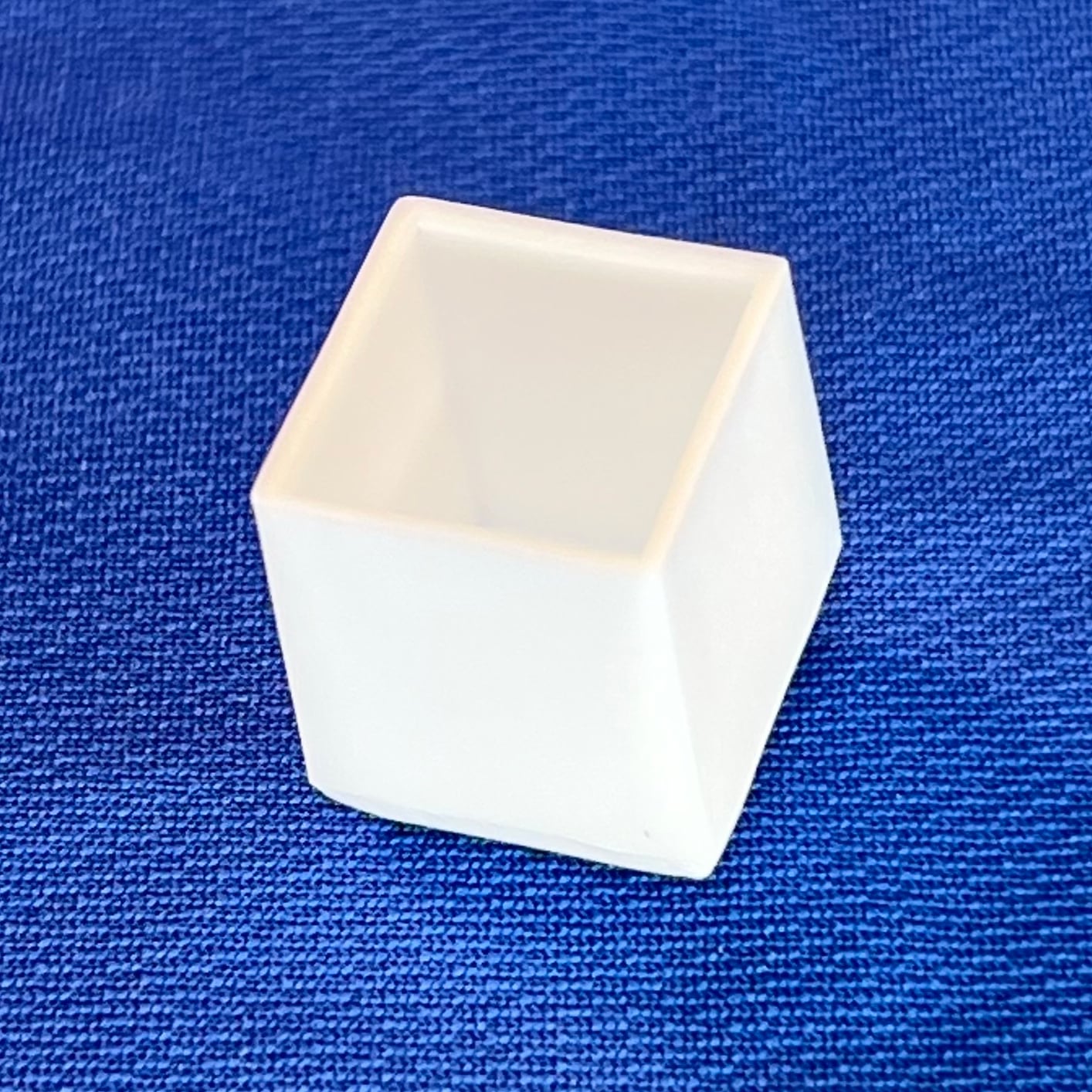 角パイプ用キャップ 外寸13.0mmパイプ用 100個セット ceg 外寸13mmの角パイプにはめるタイプ 角パイプ用 角キャップ 黒 白 樹脂 プラスチック 傷防止 201-11031 (※合計9千円未満は別途送料が必要・個人宅配送不可) 角パイプ端部用キャップ 樹脂製