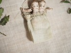 肩を組んだ双子ビスクドール　ガーゼの袋入り 画像18