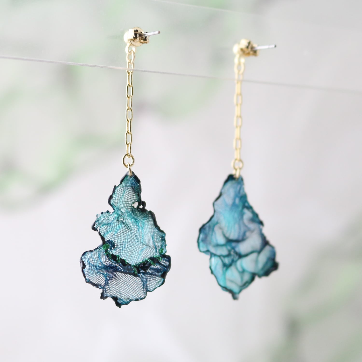 エメラルドグリーン｜雫型オーガンジーのゆれるチェーンピアス