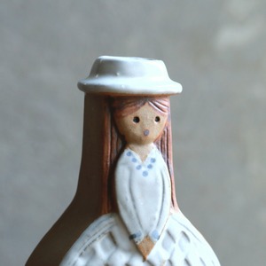 お上品な表情で見つめる、少女のフラワーベース 1