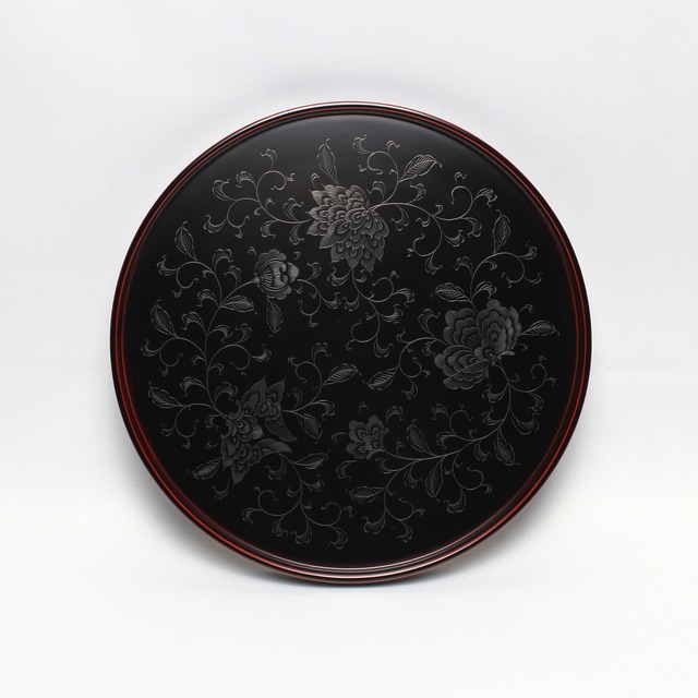 039-丸盆　9.5寸　溜塗　唐草沈黒