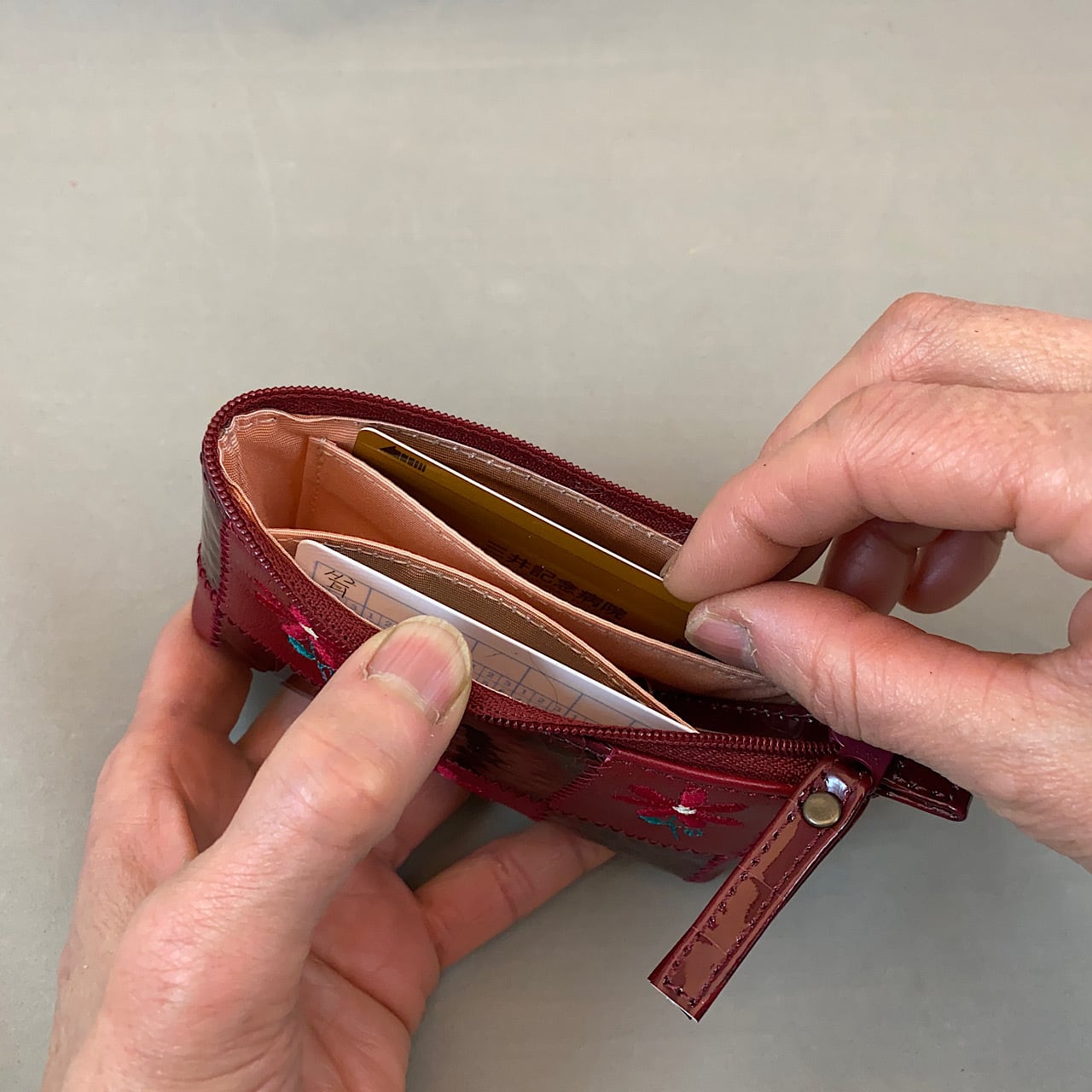 キーホルダー付き小銭入れ、スマートキーケース（ワインレッドに花の