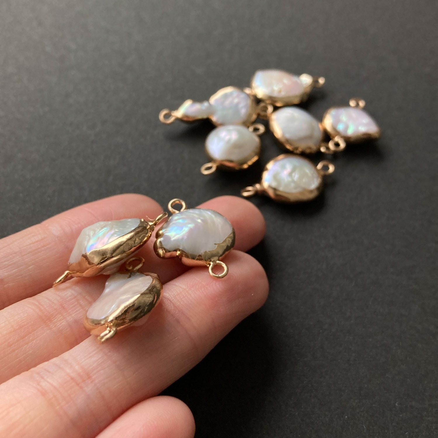 再入荷〉ゴールド縁いびつ淡水パールチャーム | Dua-アクセサリー