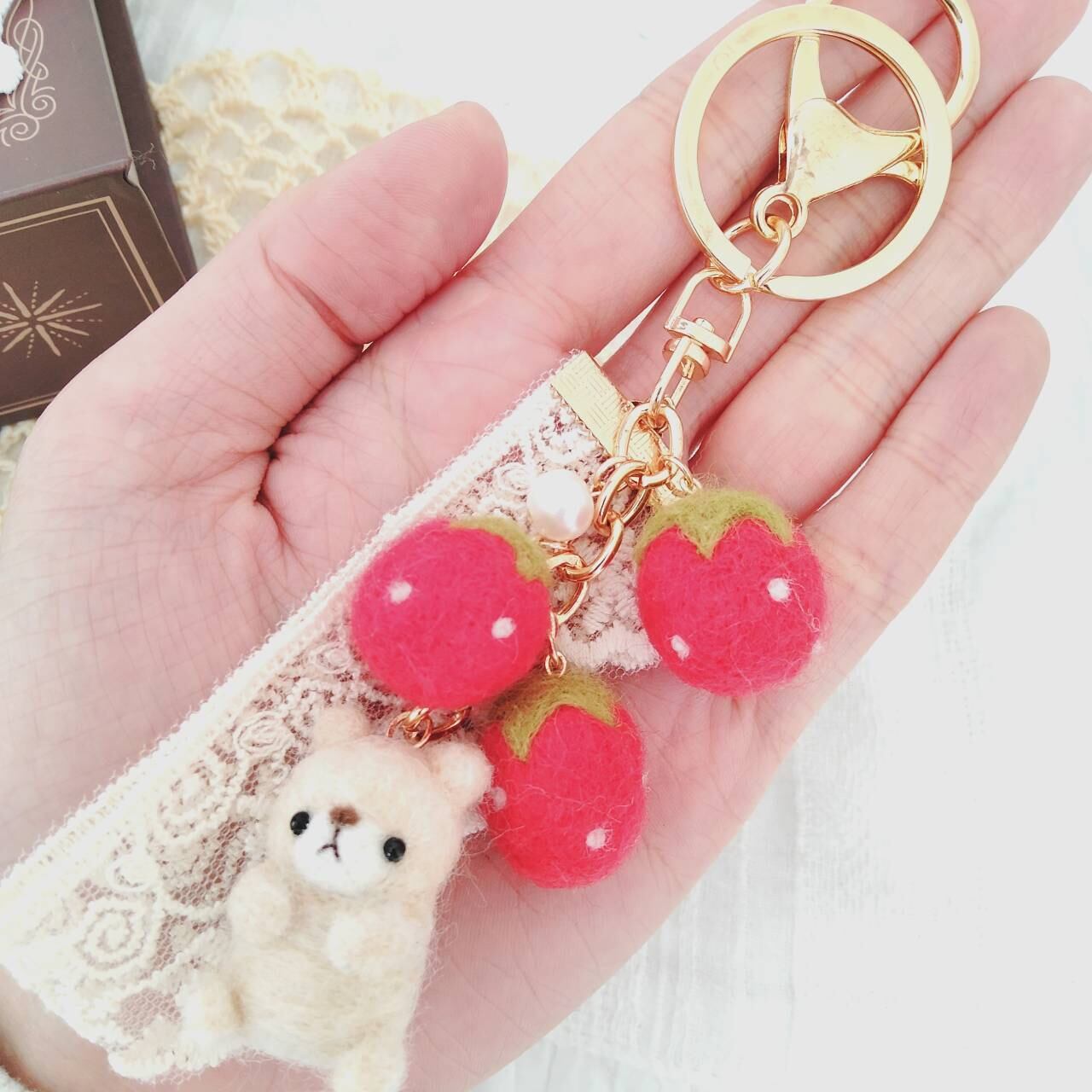 ナチュラル好きさんに♡いちごくまキーホルダー | chama ナチュラル