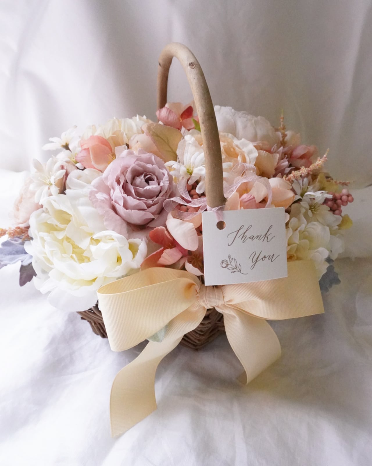 アーティフィシャルフラワーのバスケットアレンジメント