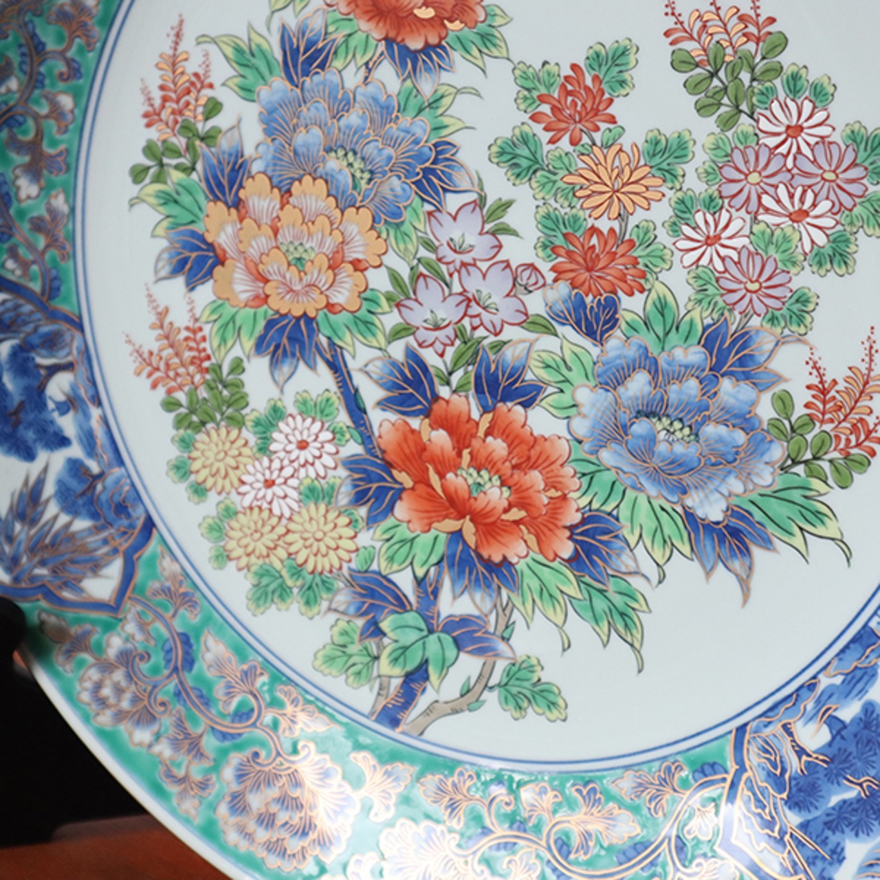 【限定１点】【アウトレット】【送料無料】有田焼　12寸飾り皿　緑彩花絵（牡丹）（木製皿立付）