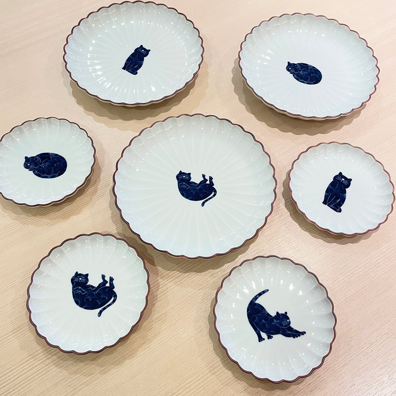 呉須猫の菊割皿（約10.5cm・4柄）｜高山陶器・波佐見焼 | にっこう生活