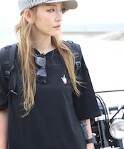 RAISE MIDDLE FINGER - 刺繍Tee(ビッグシルエット)