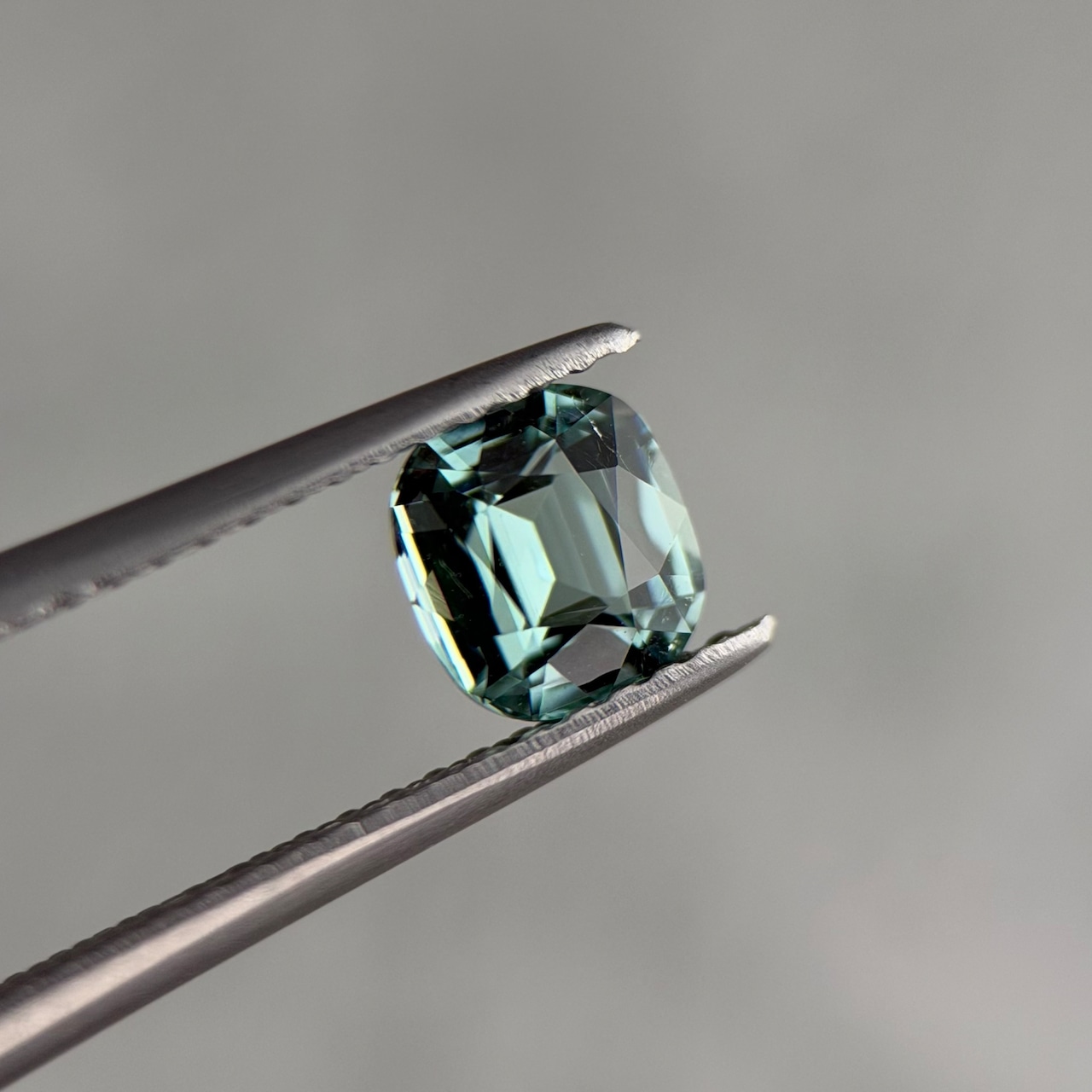シーフォームトルマリン クッションカット 5.8x5.2mm, 0.79ct, アフガニスタン産