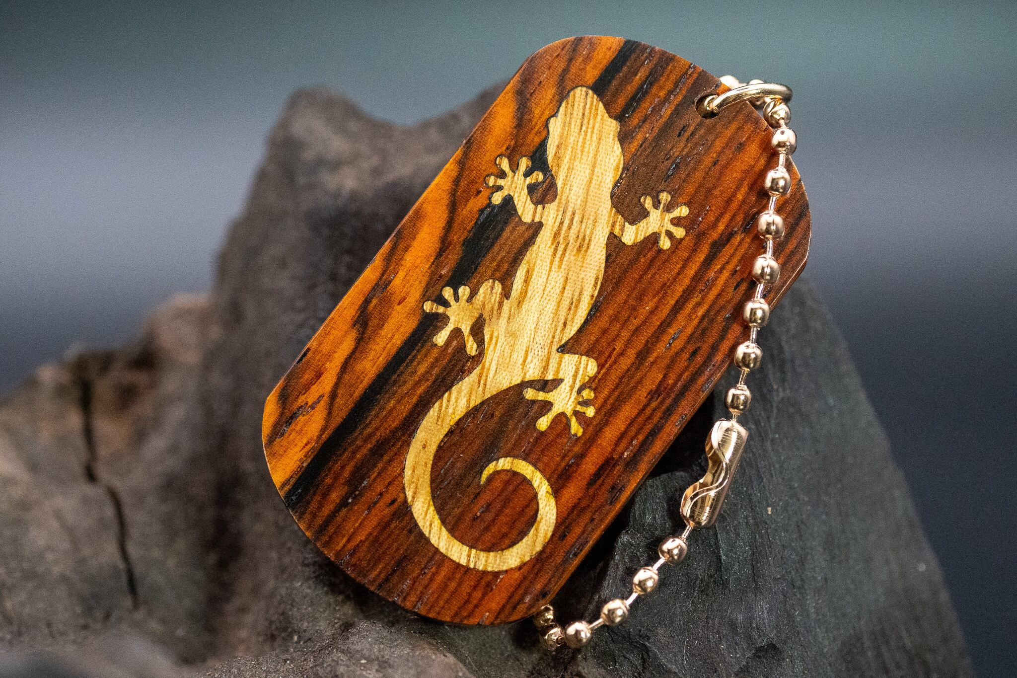 【 エスニックなローズウッド 】ココボロ ドッグタグ 象嵌 木登りトカゲ