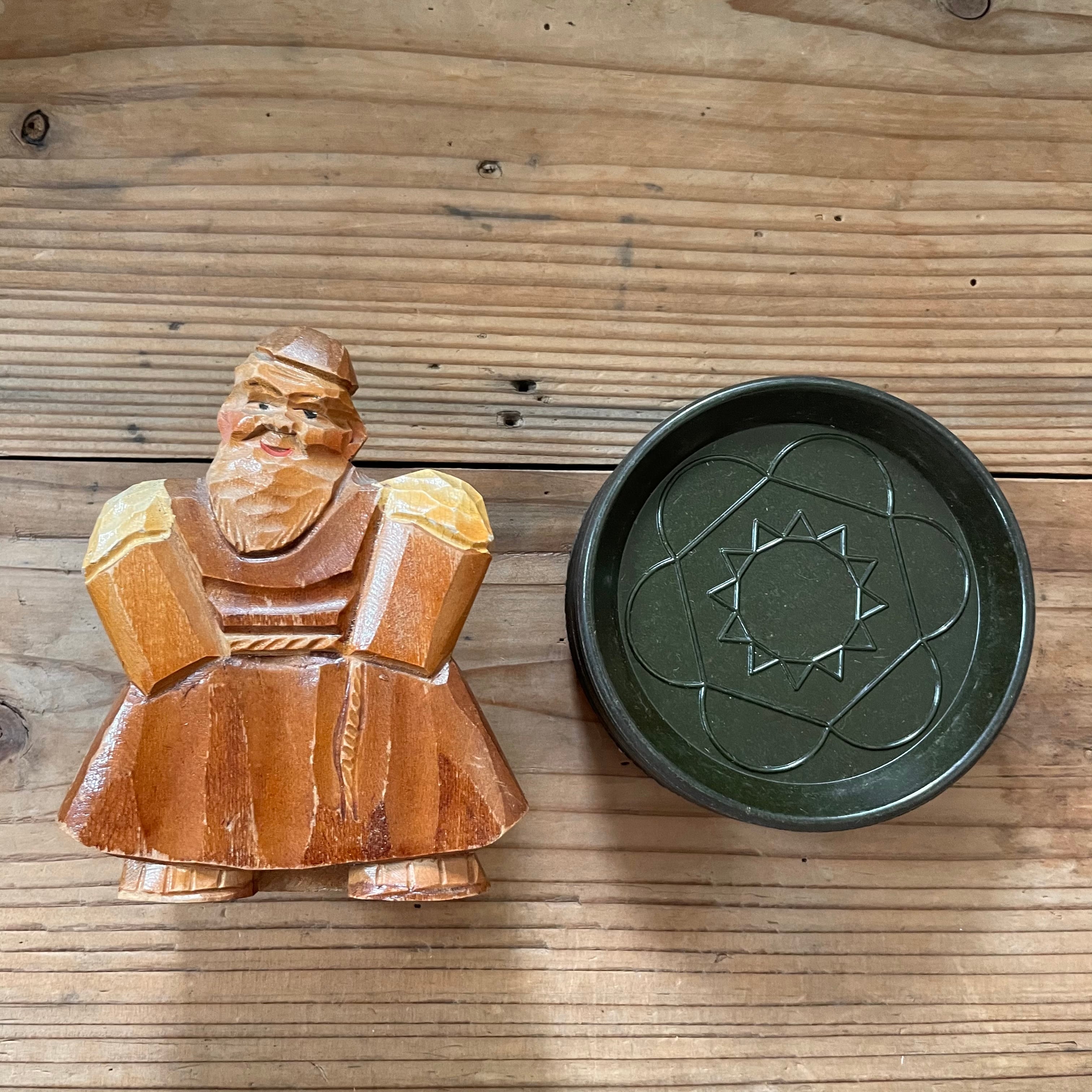 アコーディオン弾きの木彫りの置き物　一刀彫り　手作り品 鹿 木彫り 一刀彫 神鹿 彫刻 木工芸 置物 オブジェ 昭和レトロ