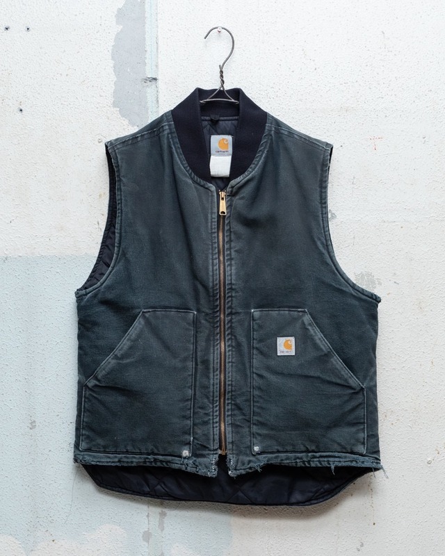 “Carhartt” good damaged duck vest / faded black