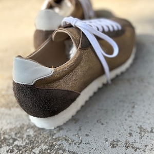 【軽やかにきらめく大人の春スニーカー】クラシックなデザインと本革の上質感！EMAのスニーカー/ブラウンラメ