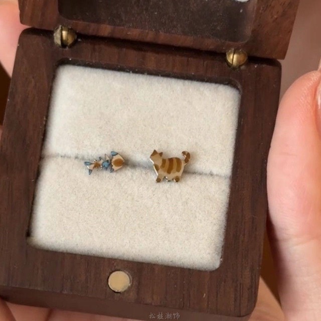♥猫とお魚の非対称デザイン！【XIXILIシリーズ】★耳飾り★ ピアスorイヤリング ペア 不規則 非対称 アクセサリー 小さい