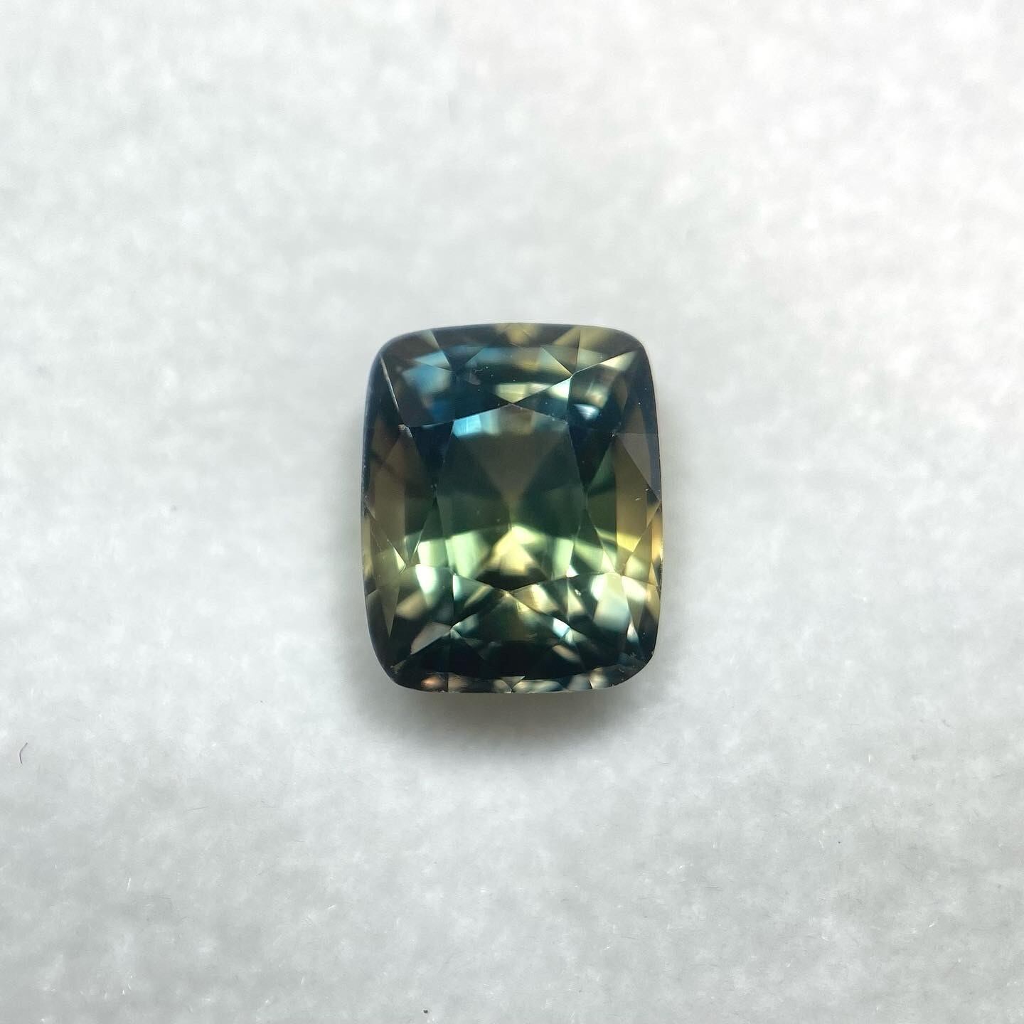 日夜を表したサファイア