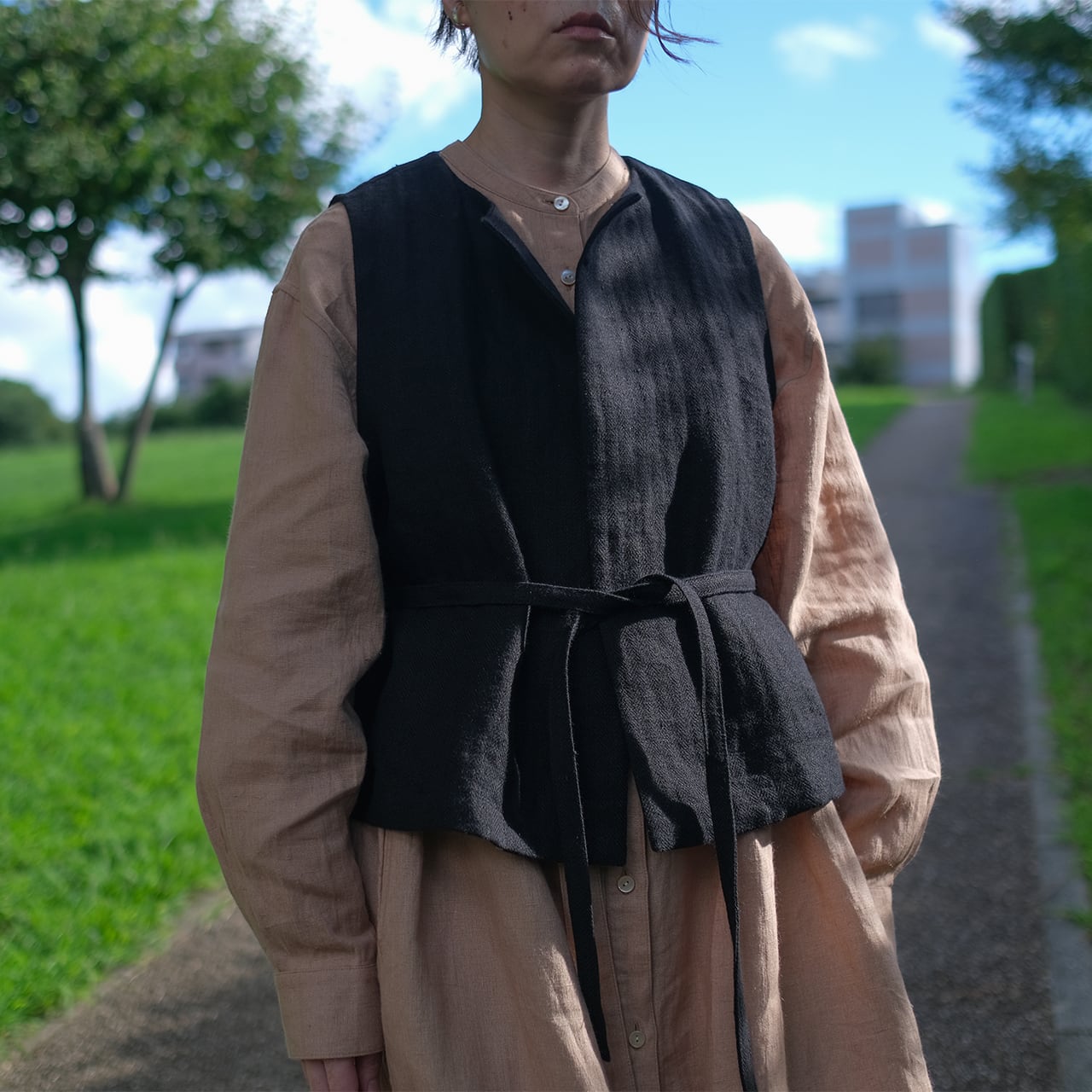 high-waisted gilet／herringbone linen 〈black〉 | SALUÉ