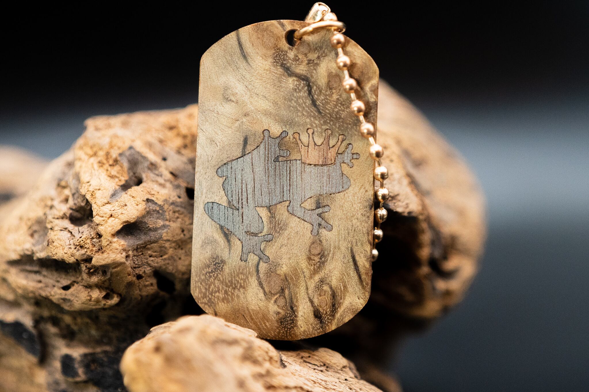 【 緻密な黄金の杢 】 マーブルウッド ドッグタグ 象嵌 カエルの王様