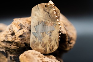 【 緻密な黄金の杢 】 マーブルウッド ドッグタグ 象嵌 カエルの王様