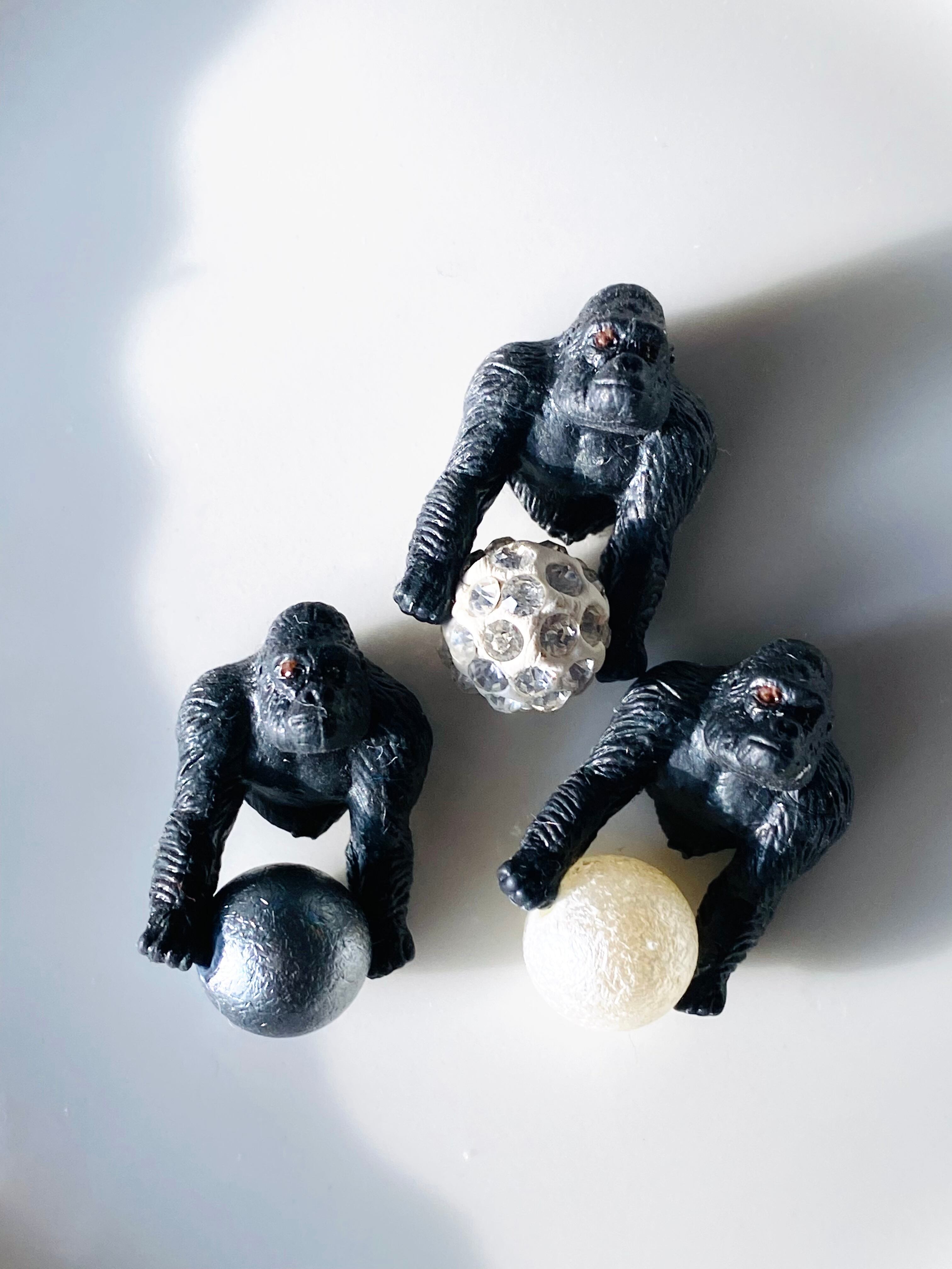 ボールを持ったゴリラさんのピアス(片耳用)ノンホール マグネット