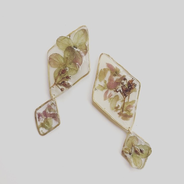 petal earrings / pierce