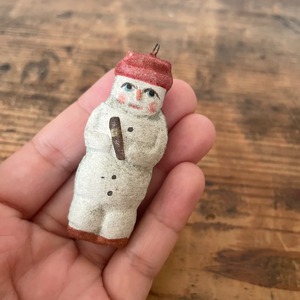 パピエマシェの赤い帽子雪だるま