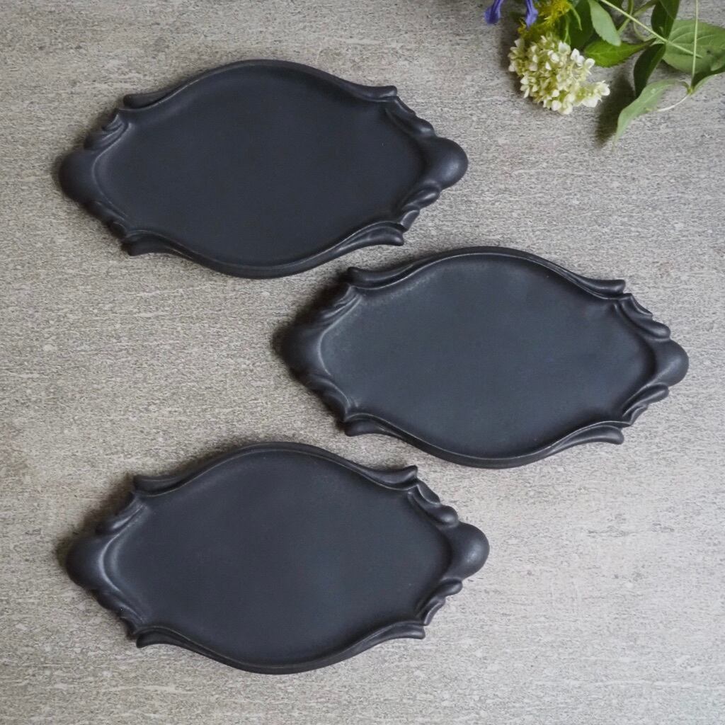 木下和美｜黒釉輪花プレート（24cm） 木下和美｜黒釉輪花プレート（24cm）｜作家のうつわ通販｜和食器