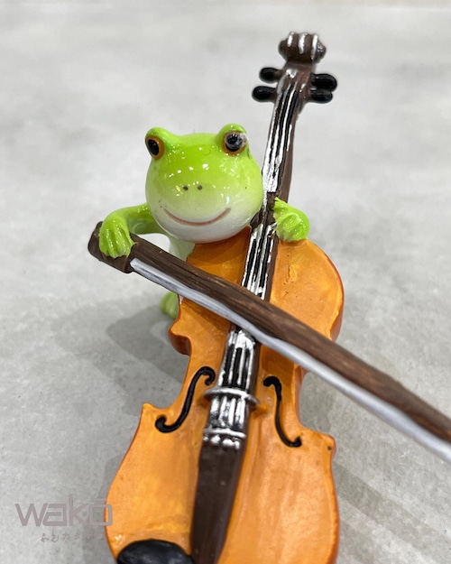 カエルガクダン　バイオリンを弾くカエル