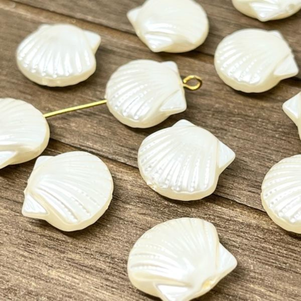 【4個】パール風アクリルシェルビーズ/スペーサー/貝