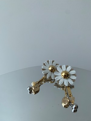 flower white × beige gold drop