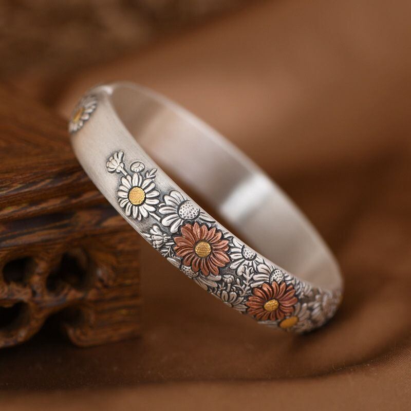 コスモスの花のバングル - 彫刻が美しく重厚感ある純銀アクセサリー