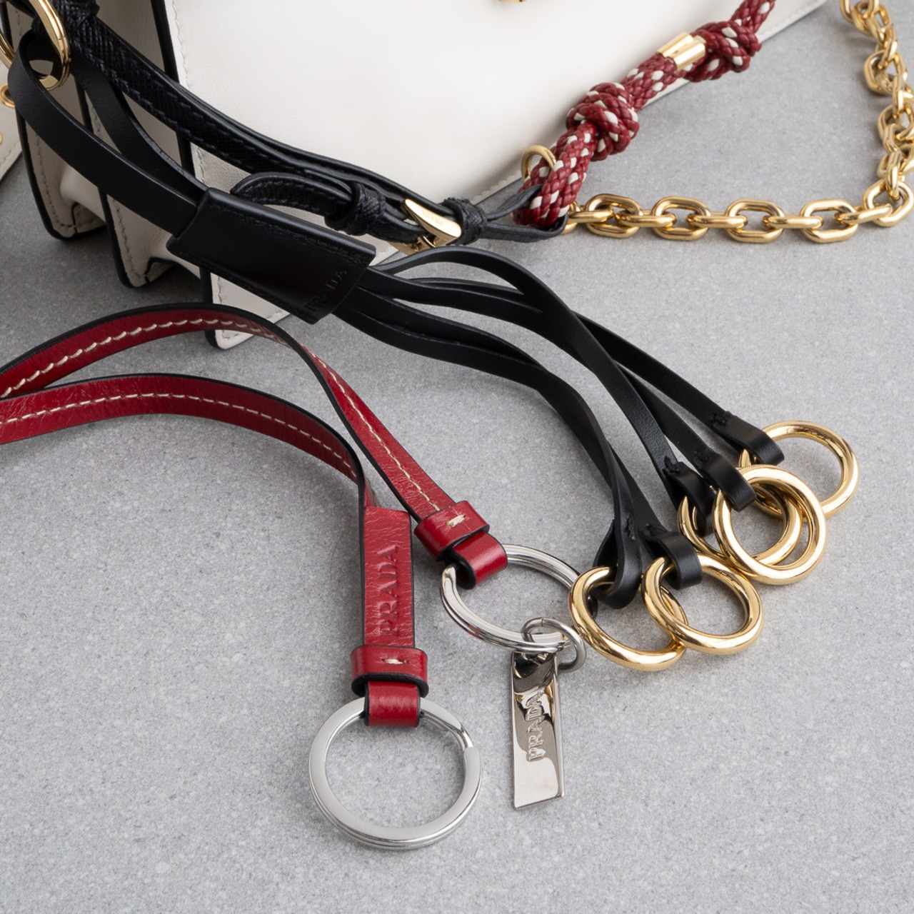 プラダ チャーム付 ソフトサウンド スモール ホワイト レザー AW25