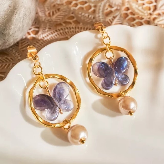 アクリル蝶モチーフのピアス(ダークブルー)