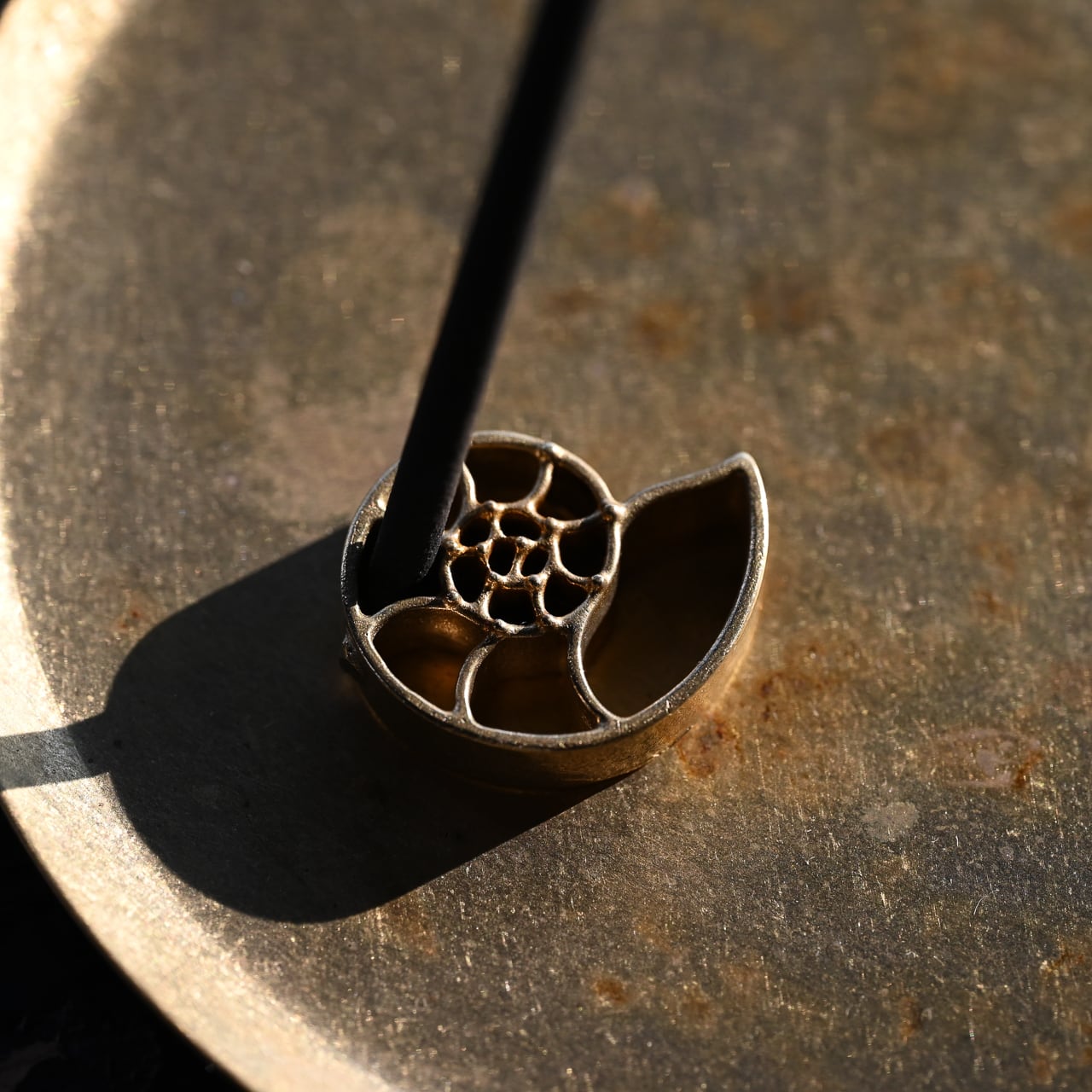 オウムガイをモチーフにした真鍮鋳物のお香立て》Brass Incense holder