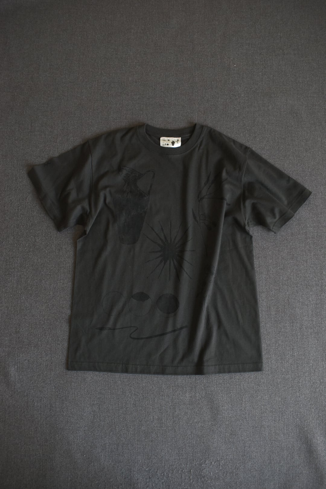即納】physis block-printed Tshirt charcoal | physis (ピュシス)