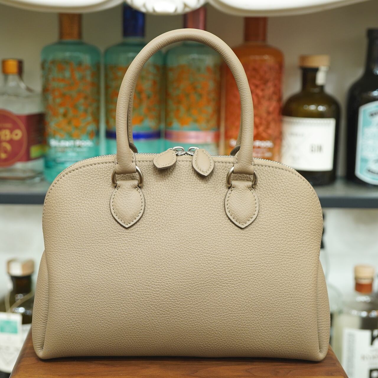 クリーム色のハンドバッグ ICY LEATHER BOSTON 裏地チェックBAG（ハンドバッグ