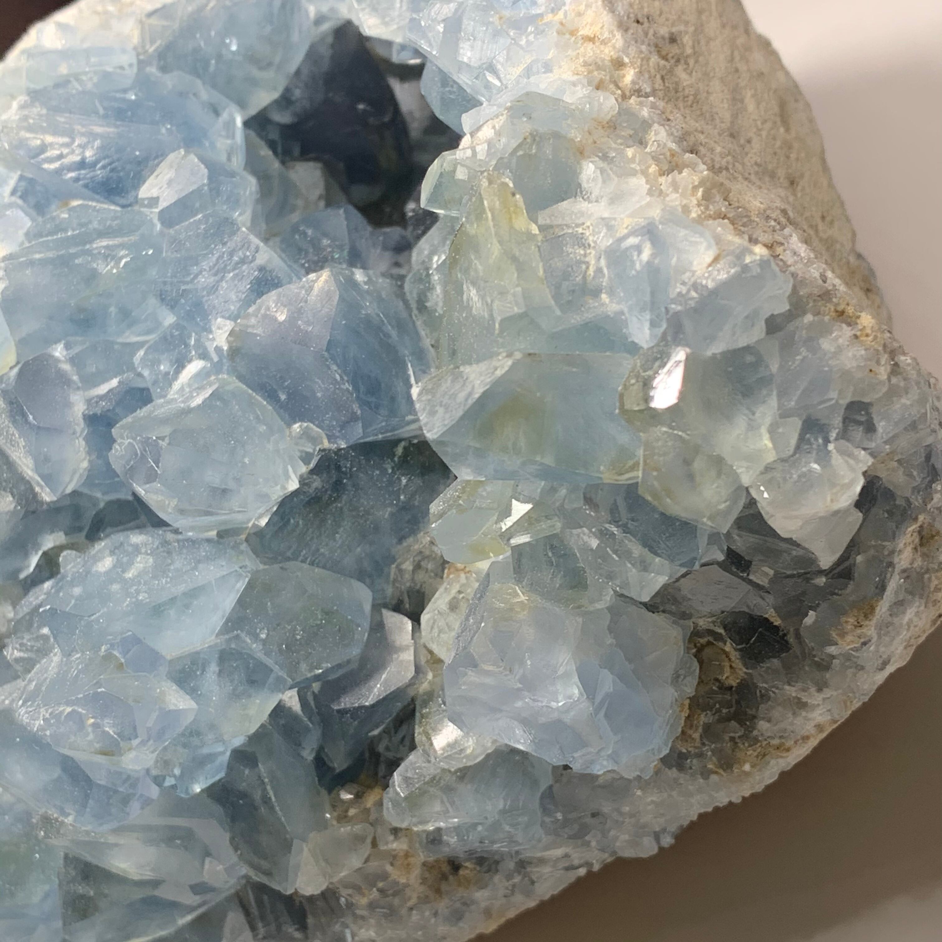 7.フローライトハリネズミが住みついているセレスタイト原石クラスター 1.フローライトハリネズミが住みついている セレスタイト原石