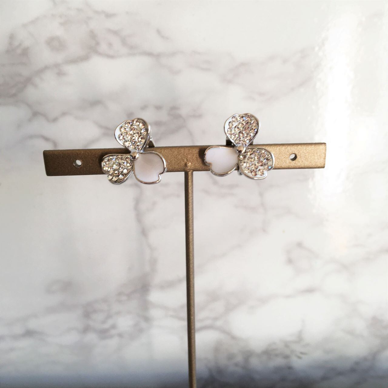 スリーペタル ホワイト イヤリング