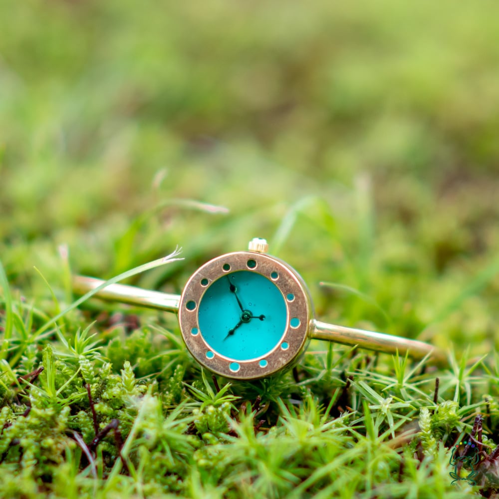 池のほとりのバングル型腕時計S青緑
