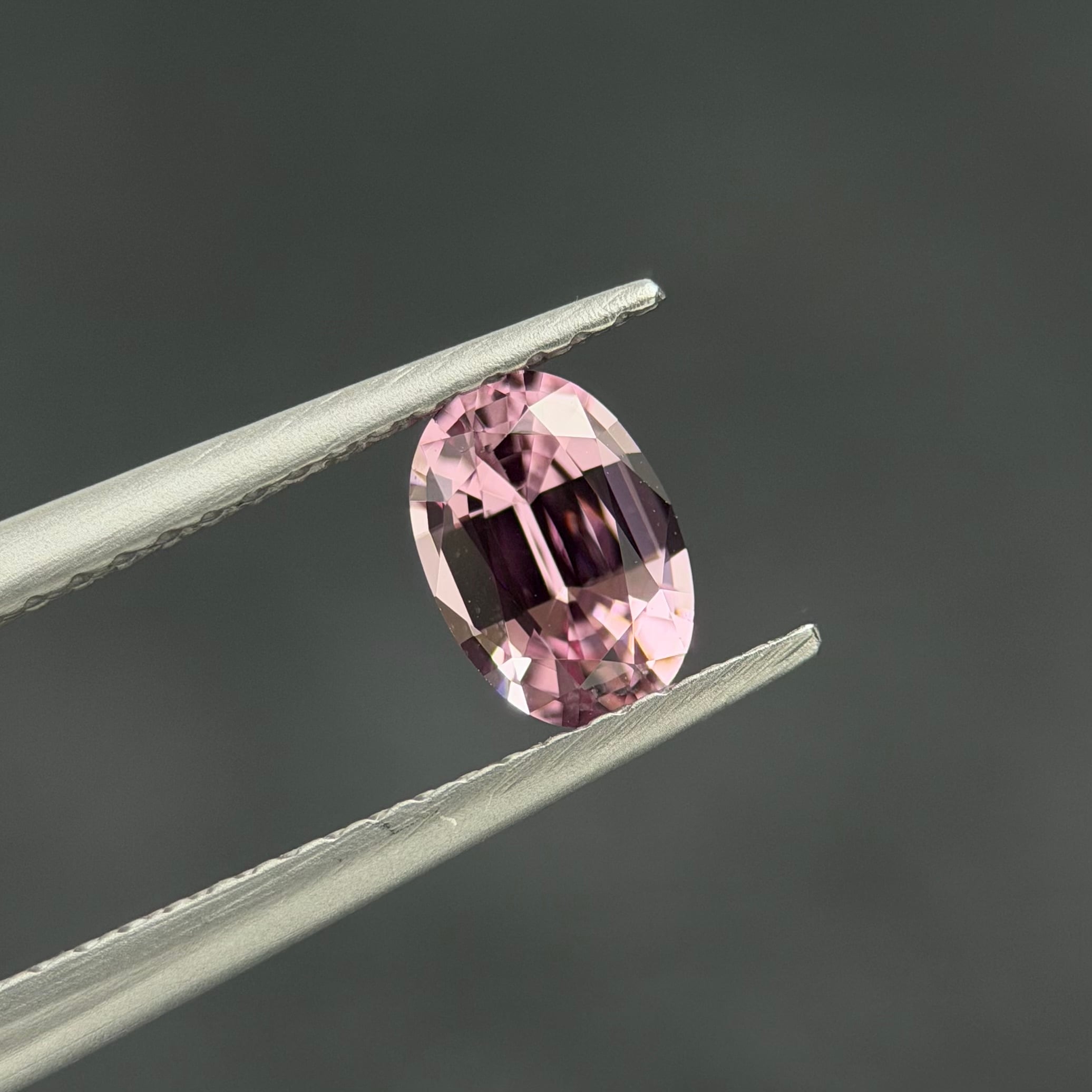 パープリッシュピンクスピネル 6.5x4.5mm, 0.69ct, タジキスタン産
