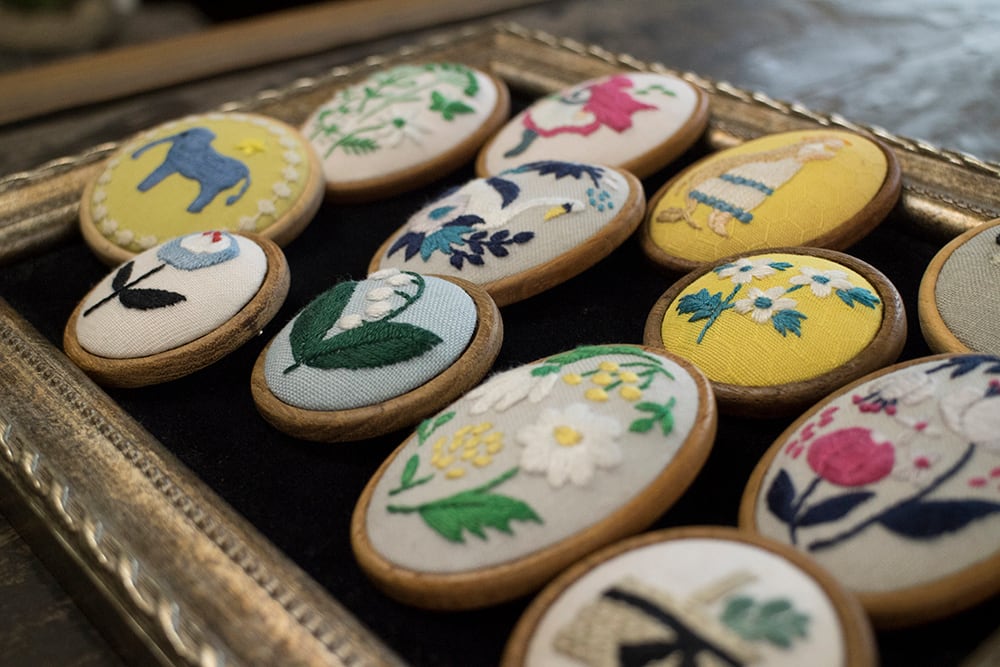 刺繍ブローチ　専用商品 くるみ手刺繍ブローチ 花 凛リン（ブルー） – Zenma