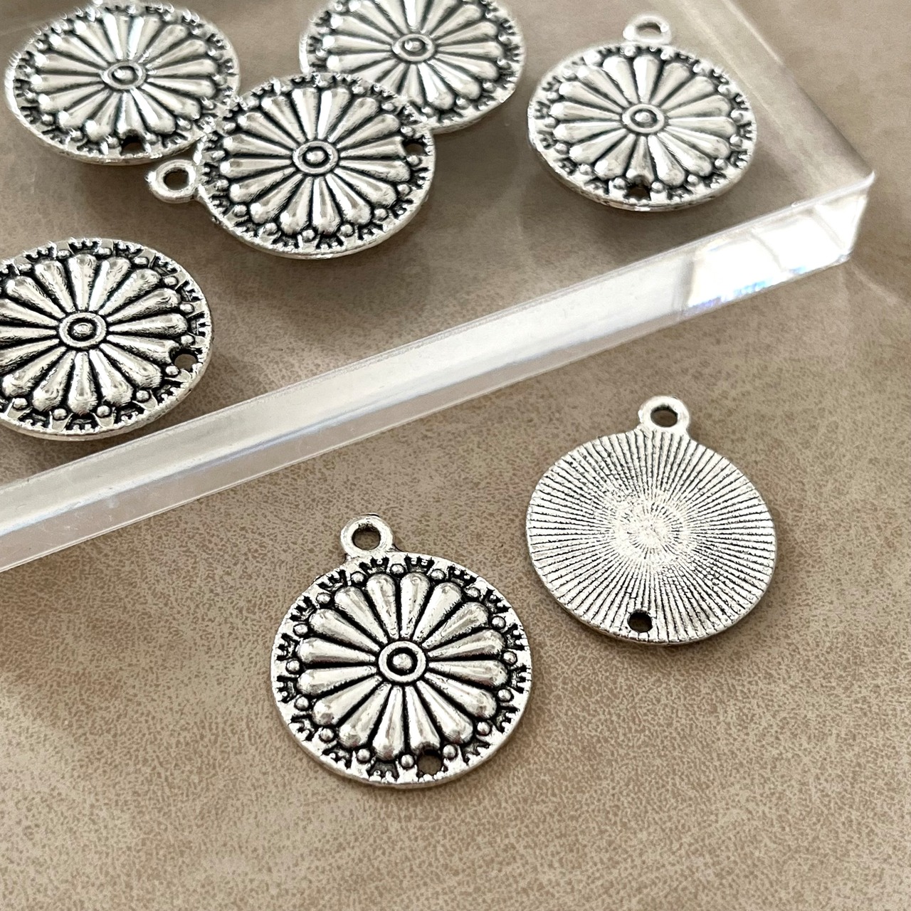 【2個】コンチョ風フラワーシルバーチャーム