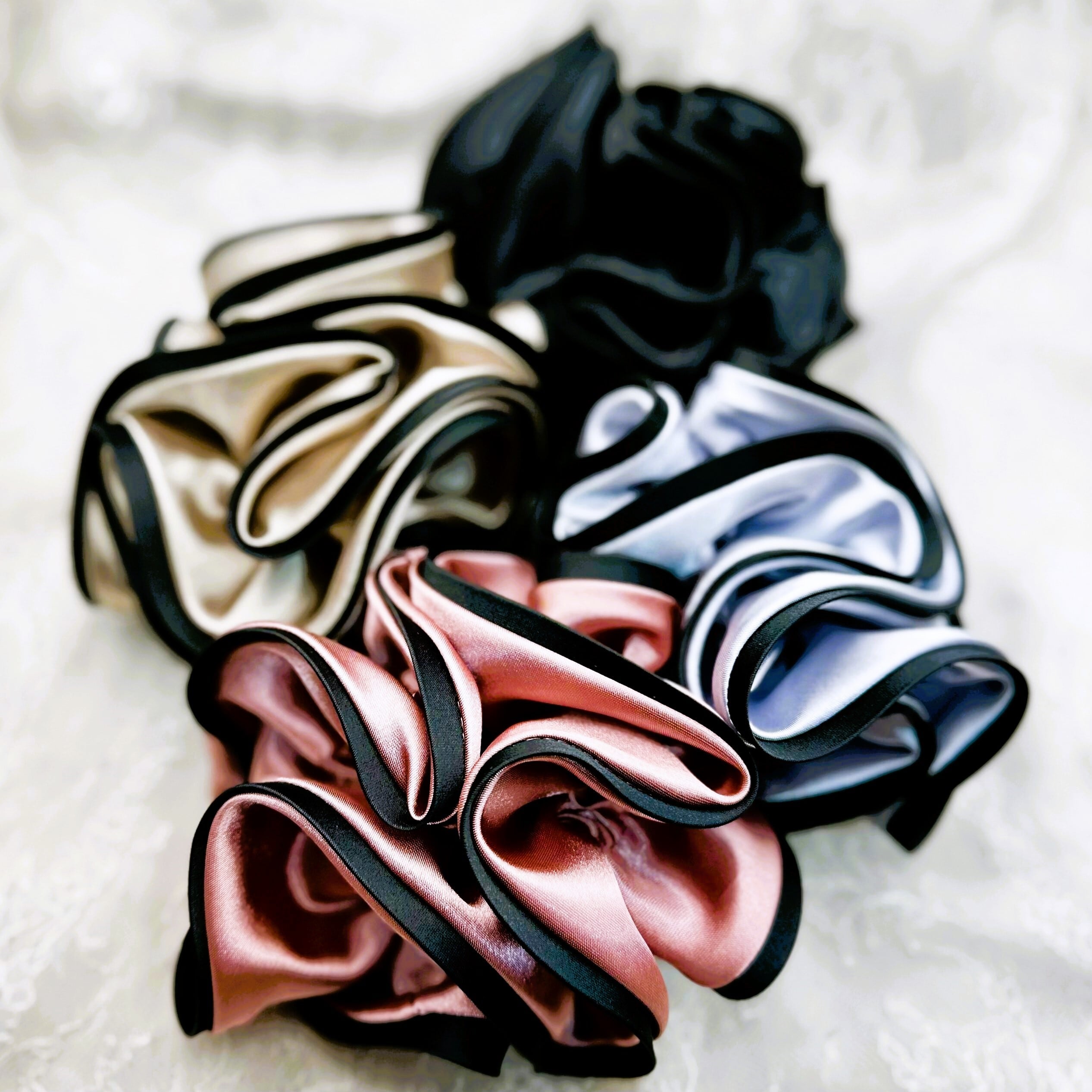 シュシュ】サテン バイカラー（ブラック） | des plumes/デプリューム