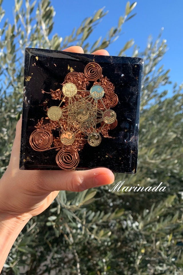 強力なお守りと金運アップ 土地の浄化にも フクロウのピラミッド オルゴナイト Marinada