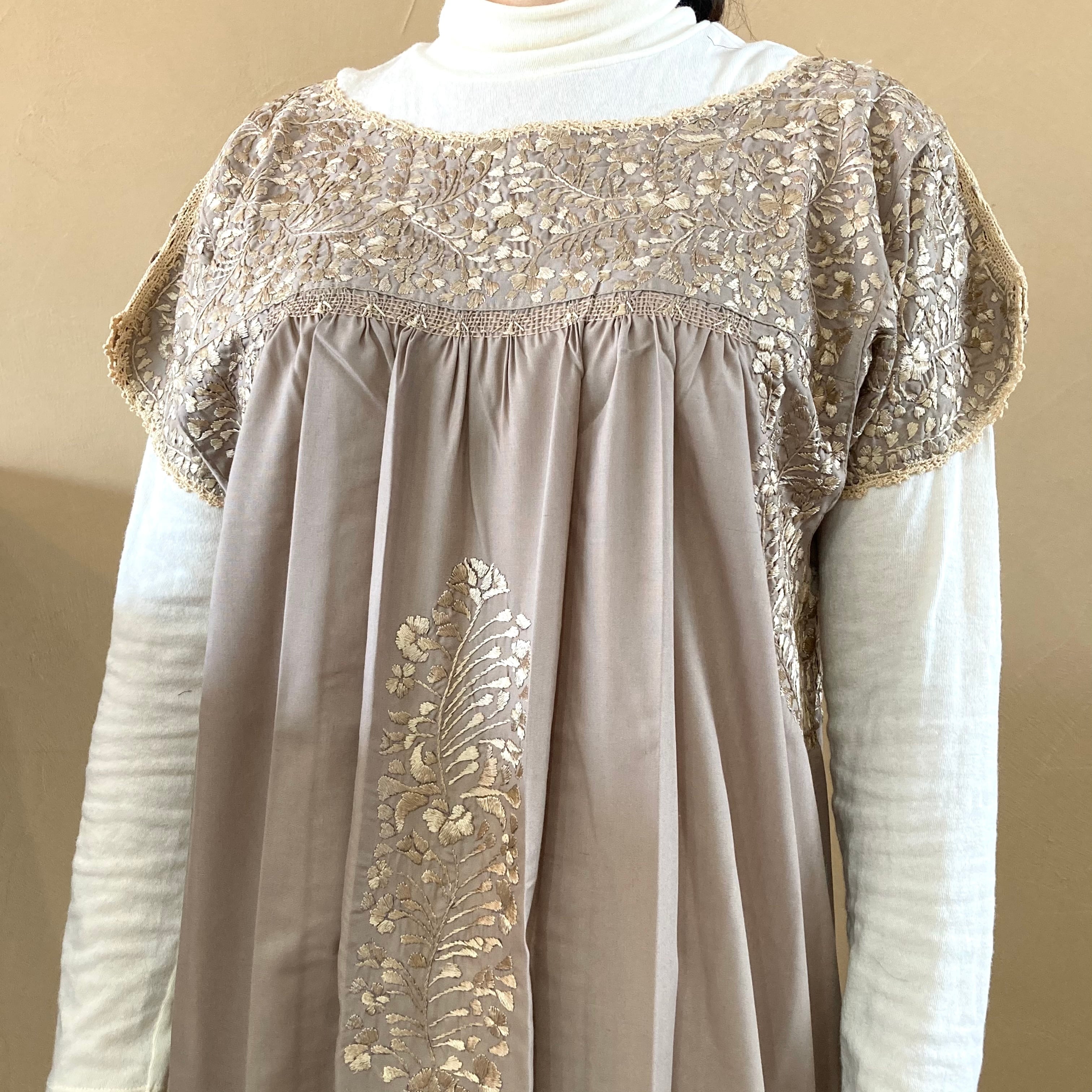 サンアントニーノ 刺繍ワンピース【ベージュ × シャンパンゴールド