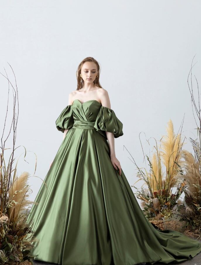 パーティードレス グリーン パフスリーブ ベアトップ 光沢サテン 派手  